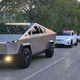 Imagen para el artículo titulado Construye una réplica del Cybertruck de Tesla tan perfecta que parece la auténtica